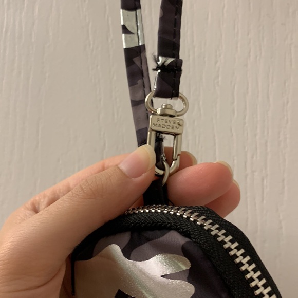 Steve Madden Black / Grey / Silver Headphones / Airpod’s Pouch / Case - Picture 4 of 9